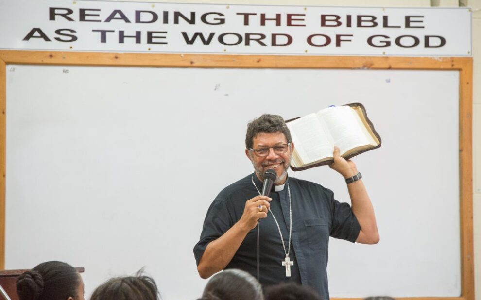 gordon-at-bible-fair-1024×681